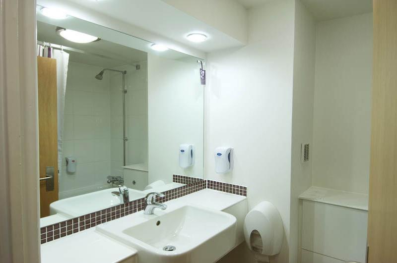Premier Inn Liverpool Aintree Bagian luar foto