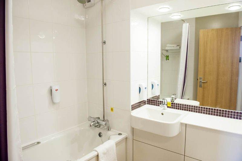 Premier Inn Liverpool Aintree Bagian luar foto