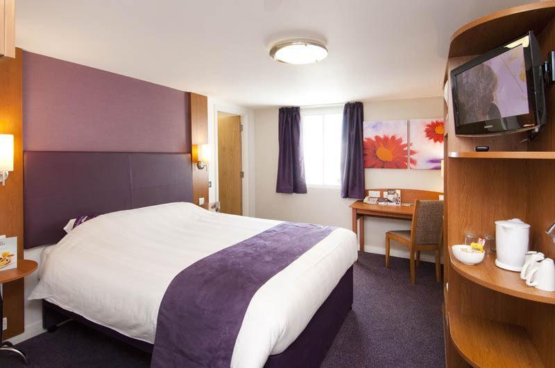 Premier Inn Liverpool Aintree Bagian luar foto